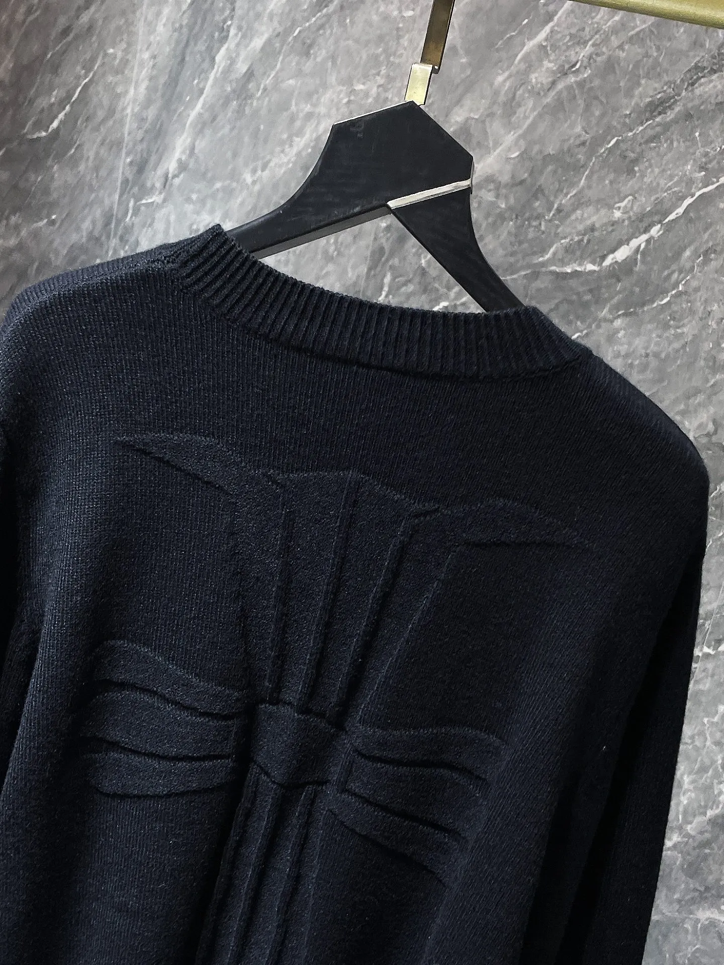 P236 Chrome Hearts 🍁Autumn and winter sweater series🍁 Three-dimensional jacquard on the back ➕ Leather opening process on the cuffs Selected high-quality wool blended knitted fabric Non-common version on the market Recommended colors: black gray white green